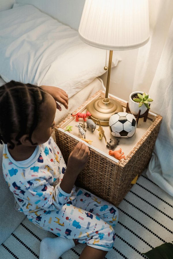 Les lampes de chevet garçon : une touche magique pour leur chambre